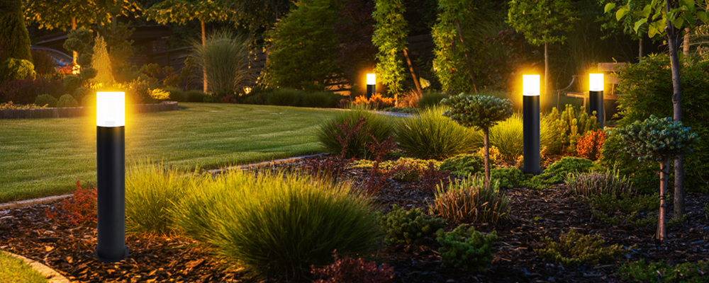 Residential garden with Integral LED Winchester bollards throughout the borders